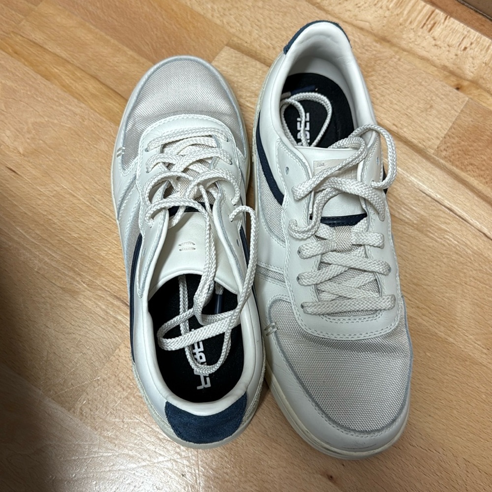 Lightly worn unisex sneakers size women’s 12, men’s 10.5 white with navy accents